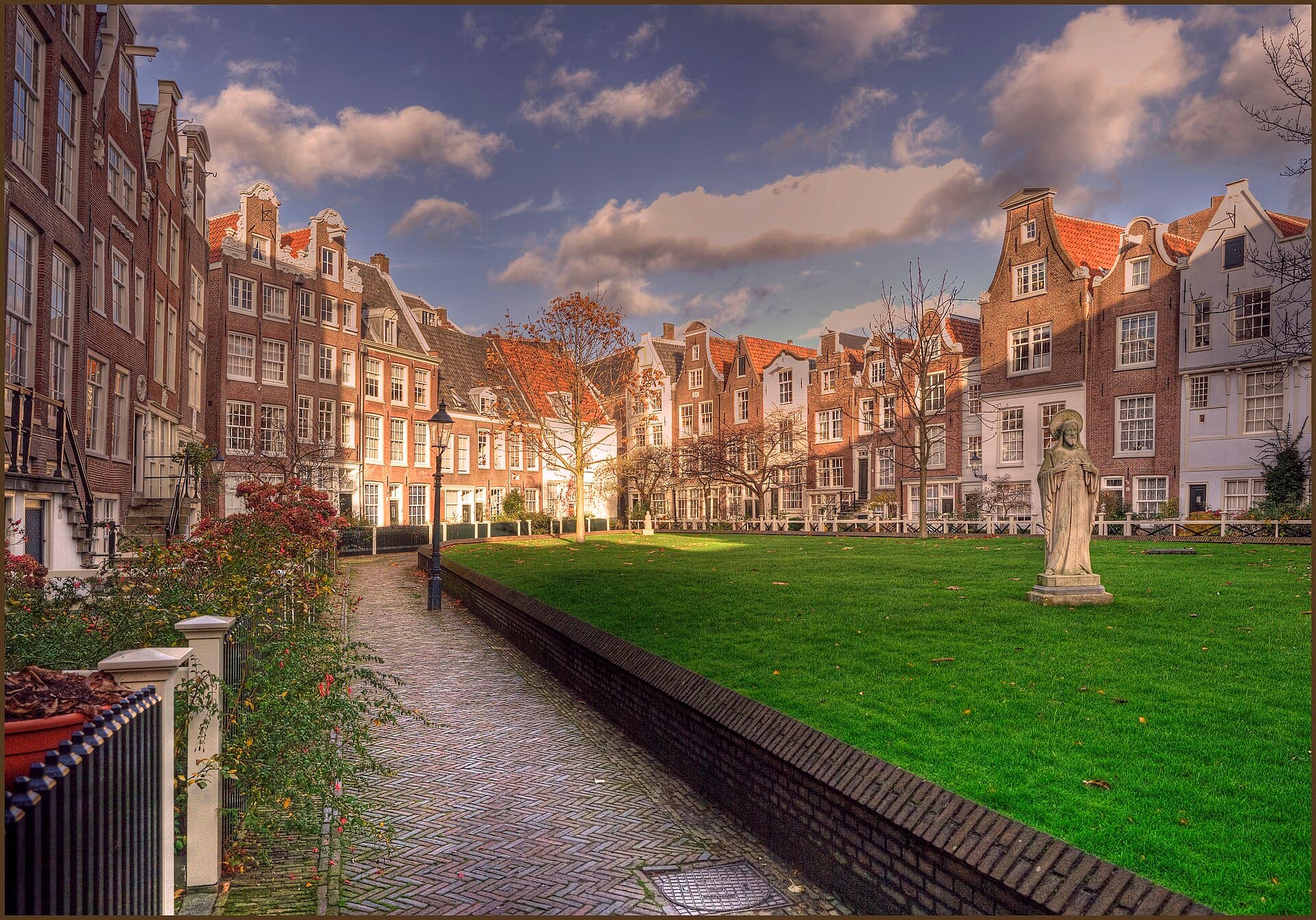 The Begijnhof, a historic almshouse courtyard in central Amsterdam
